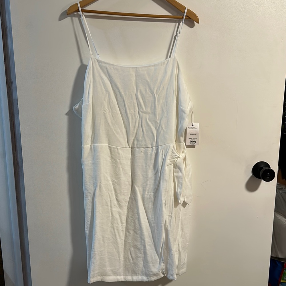 NWT women’s Nine West spaghetti strap tie waist dress